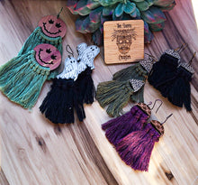Load image into Gallery viewer, Macrame and wood earrings