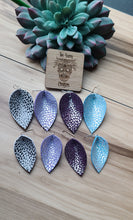 Load image into Gallery viewer, Teardrop leather pinched petals